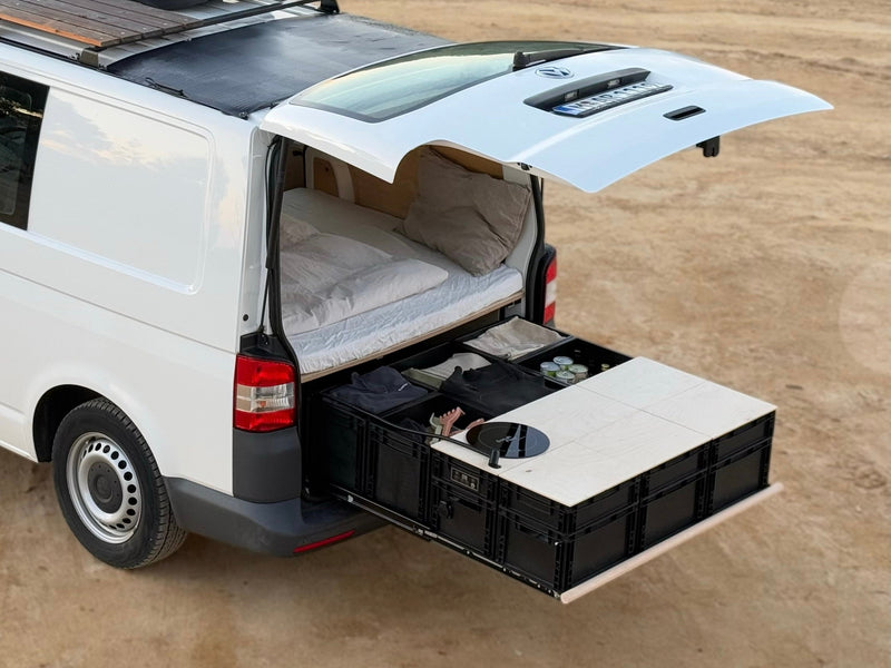Pachamama Vans Heckauszug für VW T5 und T6 mit integriertem Induktionskochfeld, Stauraum, Küchenzeile, integriert in einem DIY Bettsystem nach deinen Wünschen.