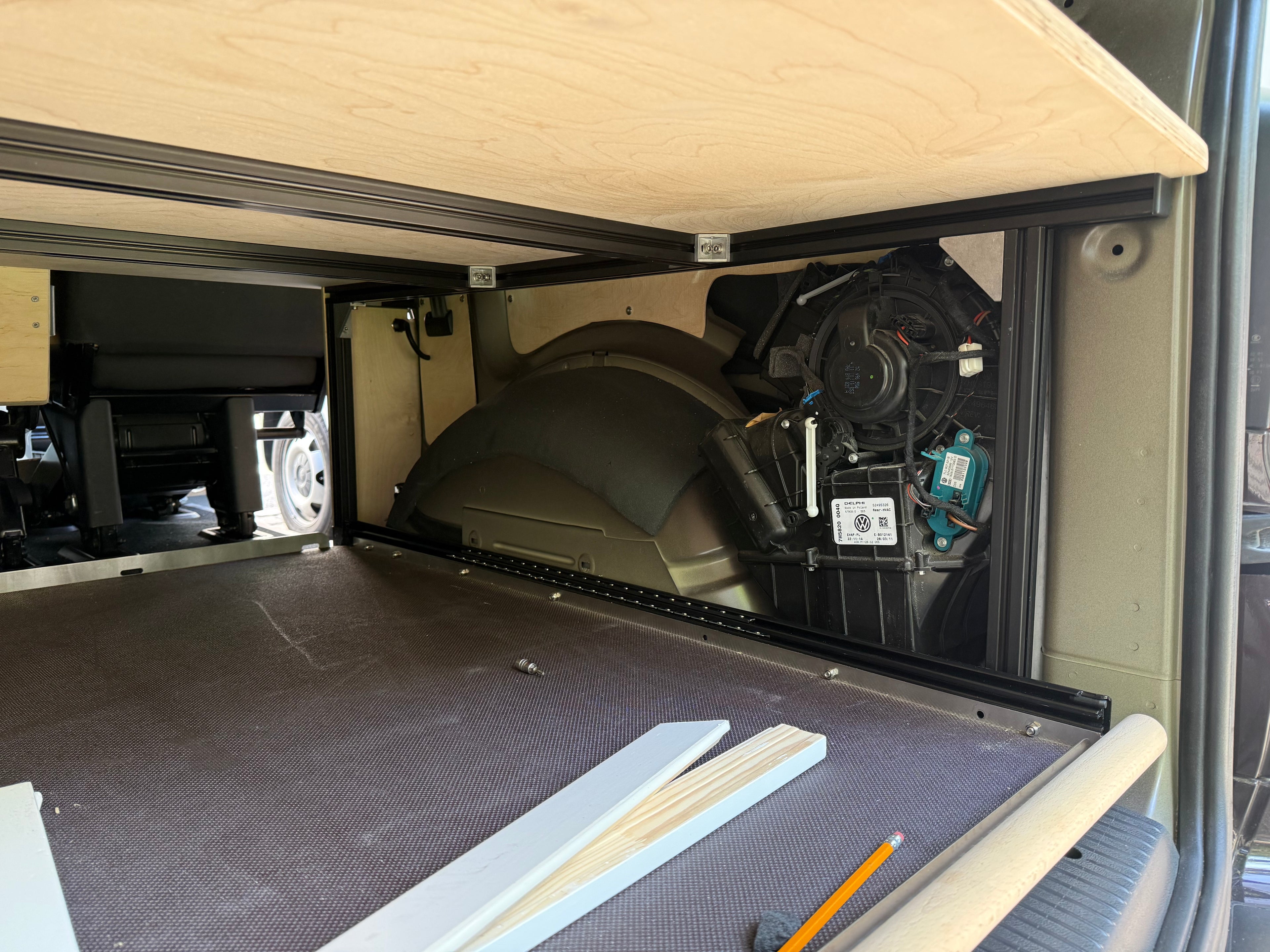 Heckauszug im VW Bus für volle Breite zwischen den Radkästen, selbst mit eingebauter zweiter Heizung Heizgebläse Wärmetauscher