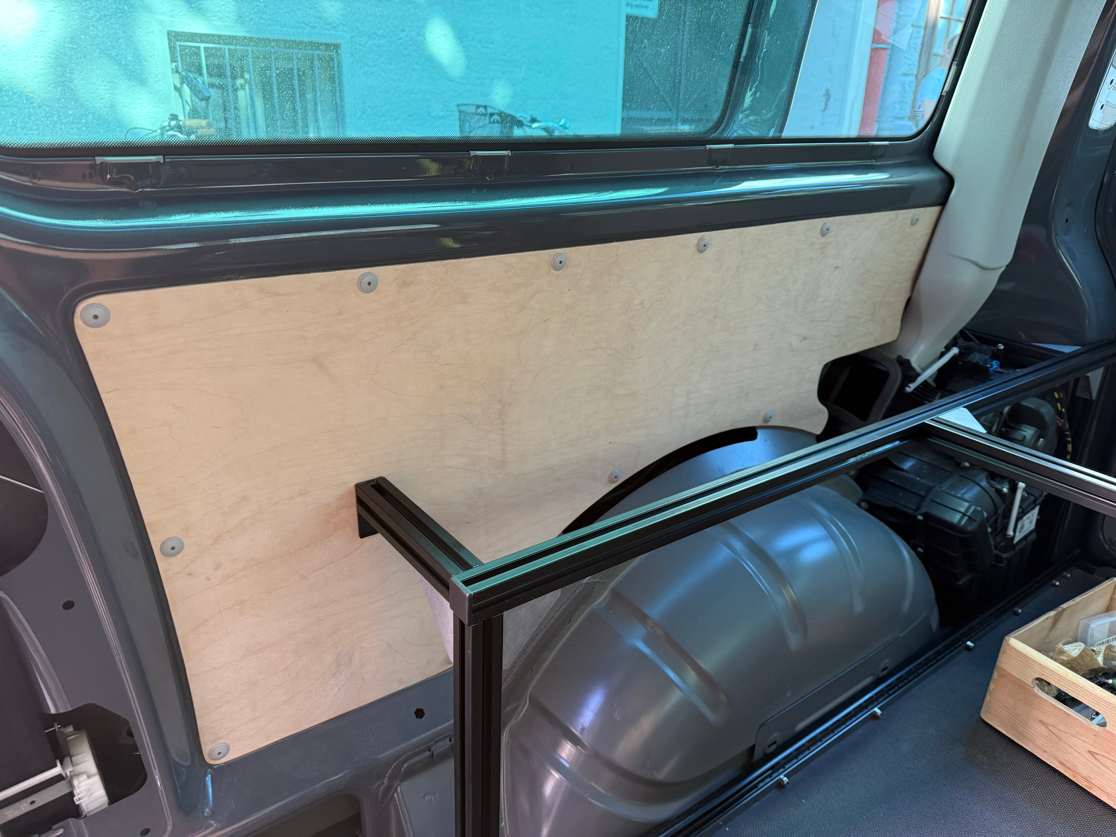 Montagewinkel mit Distanzscheiben für den Ausgleich des weichen Gummiboden im VW Bus und Befestigungsmaterial für einen Heckauszug und Bettsystem 